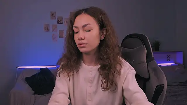 branchwithflowerss online show from November 30, 2025, 5:52 am