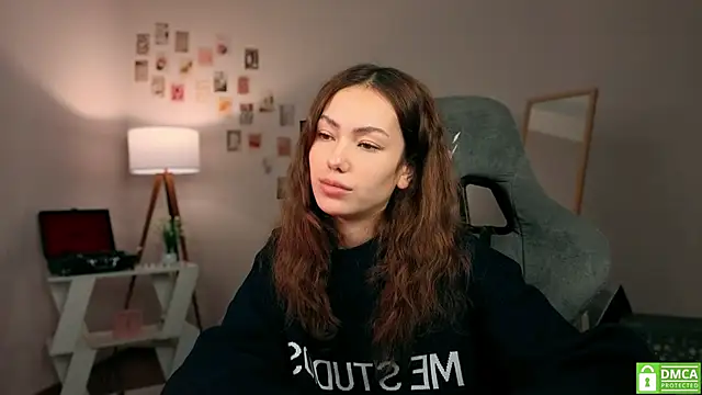 branchwithflowerss online show from December 3, 2025, 11:53 am