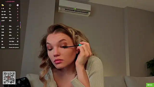 Snapshot of JulieLupo chatting on January 18, 2026, 6:06 am JulieLupo online show from January 18, 2026, 6:06 am