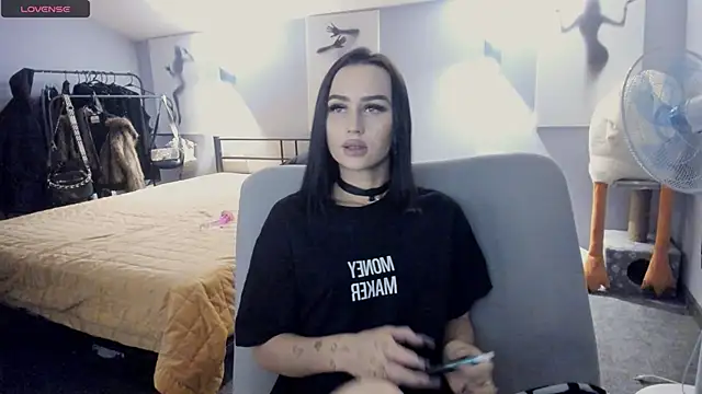 Lisa  Johnson online show from November 6, 2025, 12:25 am