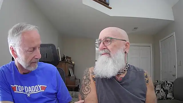 Snapshot of ApolloThrust chatting on October 30, 2025, 7:33 pm ApolloThrust online show from October 30, 2025, 7:33 pm