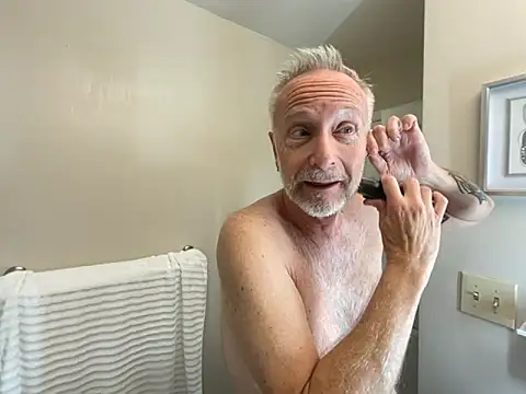 Snapshot of ApolloThrust chatting on November 16, 2025, 3:39 pm ApolloThrust online show from November 16, 2025, 3:39 pm