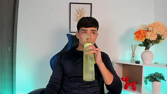 Snapshot of Thiago_Connor21 chatting on May 1, 2026, 11:32 pm Thiago Connor21 online show from May 1, 2026, 11:32 pm