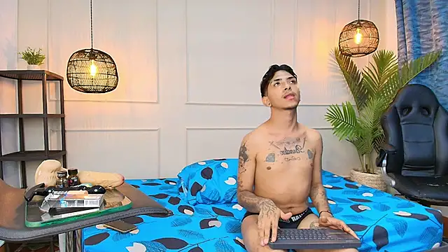 fkenneth macias online show from October 10, 2025, 4:02 am