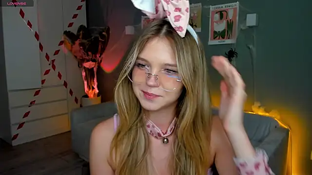 Snapshot of linakorvin chatting on November 3, 2025, 1:15 pm linakorvin online show from November 3, 2025, 1:15 pm