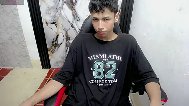 Im david02 online show from December 18, 2025, 2:32 pm