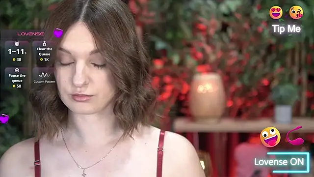 Snapshot of xoxo_molly chatting on October 8, 2025, 7:47 pm xoxo molly online show from October 8, 2025, 7:47 pm