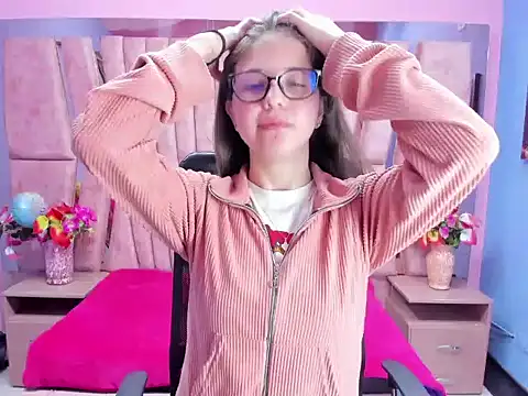 Snapshot of sarah_sweett_ chatting on October 4, 2025, 1:45 pm sarah sweett online show from October 4, 2025, 1:45 pm