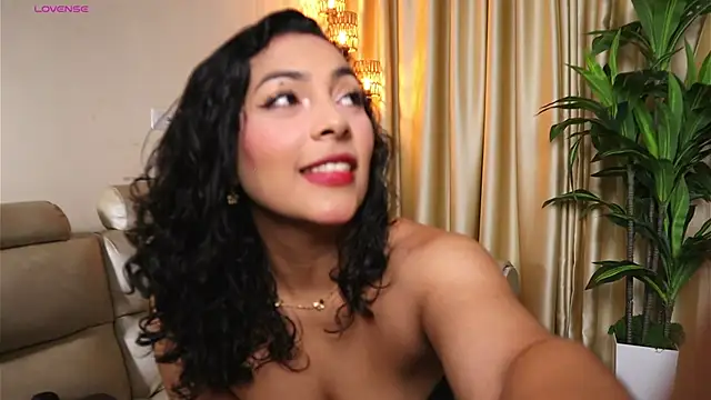 JulianaPons online show from July 21, 2026, 9:16 pm