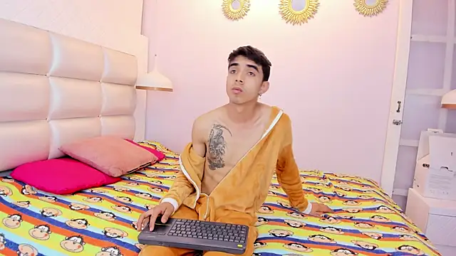 Snapshot of Hottie_Guy chatting on October 10, 2025, 6:09 pm Hottie Guy online show from October 10, 2025, 6:09 pm