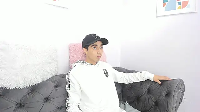 Hottie Guy online show from October 29, 2025, 5:45 pm