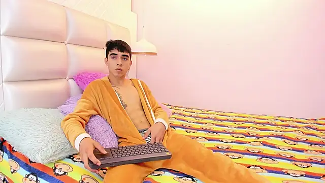 Snapshot of Hottie_Guy chatting on October 7, 2025, 6:20 pm Hottie Guy online show from October 7, 2025, 6:20 pm