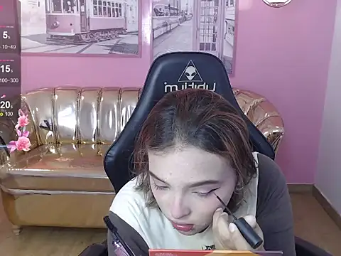 mia foster t online show from November 7, 2025, 12:42 pm