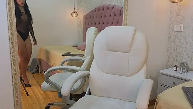 Snapshot of Vanessa_Rain_ chatting on October 19, 2025, 7:49 pm Vanessa Rain online show from October 19, 2025, 7:49 pm