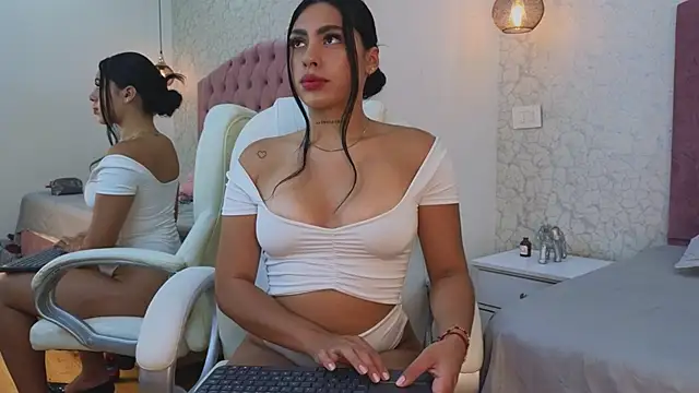 Snapshot of Vanessa_Rain_ chatting on October 24, 2025, 7:46 pm Vanessa Rain online show from October 24, 2025, 7:46 pm