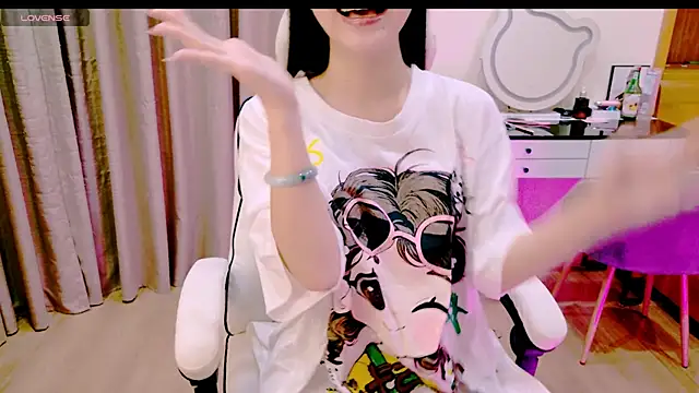 Snapshot of _Aria_Moonie chatting on April 2, 2026, 3:51 pm Aria Moonie online show from April 2, 2026, 3:51 pm