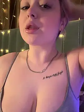 Snapshot of KellyMoors chatting on December 18, 2025, 1:22 am KellyMoors online show from December 18, 2025, 1:22 am