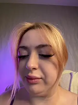 Snapshot of KellyMoors chatting on April 14, 2026, 1:32 am KellyMoors online show from April 14, 2026, 1:32 am