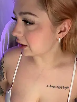 Snapshot of KellyMoors chatting on April 6, 2026, 1:23 am KellyMoors online show from April 6, 2026, 1:23 am