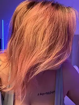 Snapshot of KellyMoors chatting on March 9, 2026, 1:20 am KellyMoors online show from March 9, 2026, 1:20 am