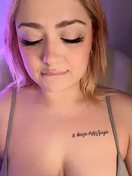 Snapshot of KellyMoors chatting on April 7, 2026, 1:29 am KellyMoors online show from April 7, 2026, 1:29 am