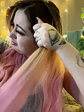 Snapshot of KellyMoors chatting on November 16, 2025, 1:21 am KellyMoors online show from November 16, 2025, 1:21 am