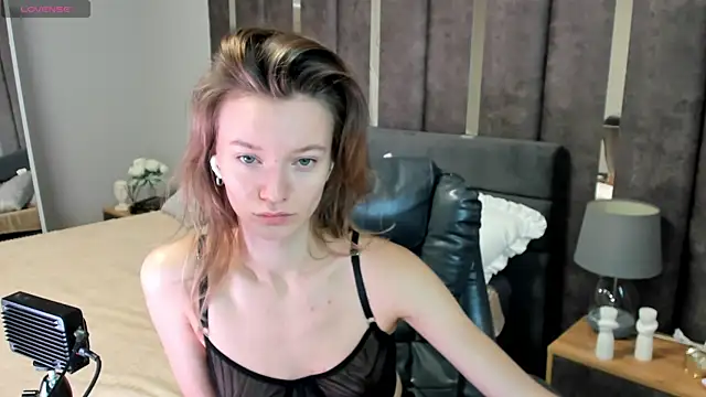 Snapshot of EvaToniz chatting on October 31, 2025, 1:02 am EvaToniz online show from October 31, 2025, 1:02 am