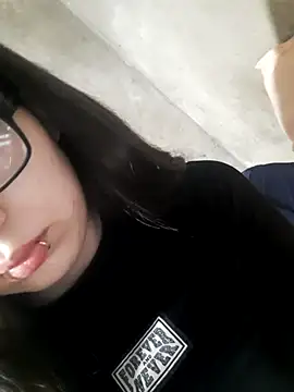 miaahot69 online show from April 24, 2026, 9:44 am