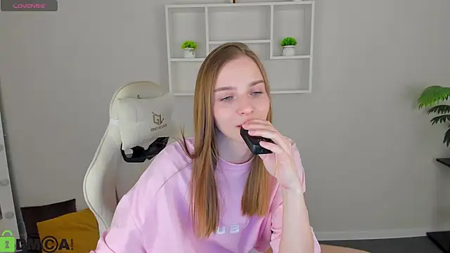 Snapshot of L1na_Reeds chatting on November 1, 2025, 6:08 am L1na Reeds online show from November 1, 2025, 6:08 am