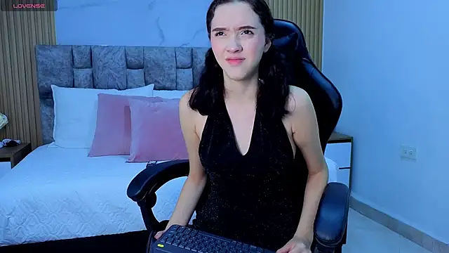 Snapshot of angel__kiss chatting on December 3, 2025, 11:31 am angel kiss online show from December 3, 2025, 11:31 am