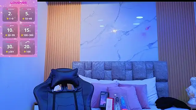 Snapshot of angel__kiss chatting on December 5, 2025, 11:09 am angel kiss online show from December 5, 2025, 11:09 am