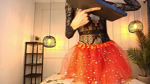 Nikki Vesper online show from October 31, 2025, 12:13 pm