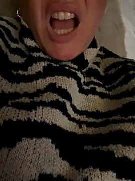 Snapshot of Daiana_Andra chatting on October 22, 2025, 7:35 pm Daiana Andra online show from October 22, 2025, 7:35 pm