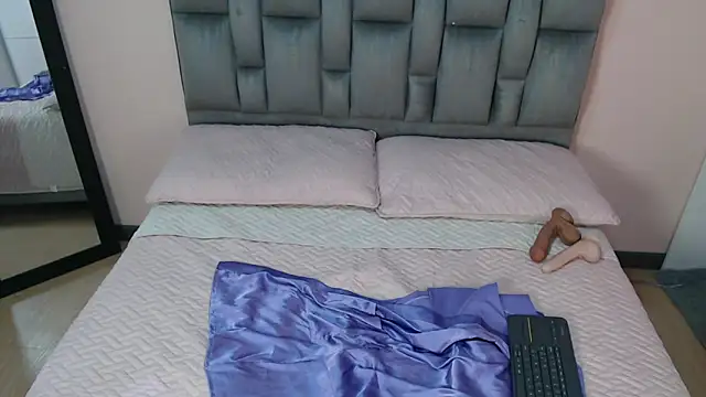 Snapshot of Kitty_foxx_ chatting on October 9, 2025, 2:17 pm Kitty foxx  online show from October 9, 2025, 2:17 pm