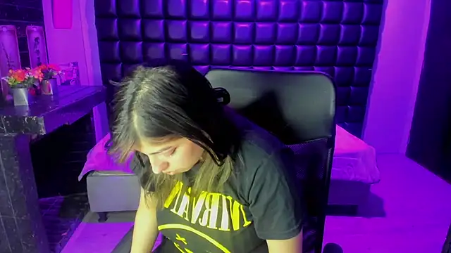 Snapshot of Violetta_Swett_ chatting on December 16, 2025, 11:58 am Violetta Swett online show from December 16, 2025, 11:58 am