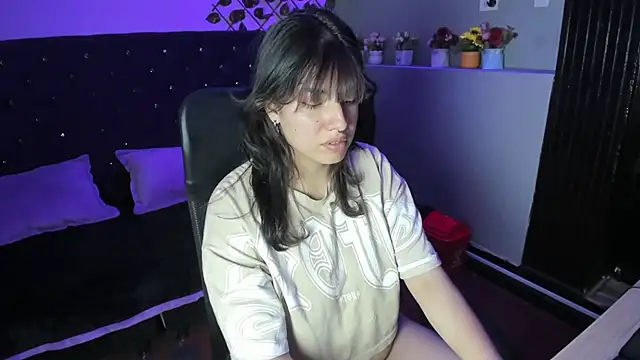 Snapshot of Violetta_Swett_ chatting on November 22, 2025, 5:56 pm Violetta Swett online show from November 22, 2025, 5:56 pm