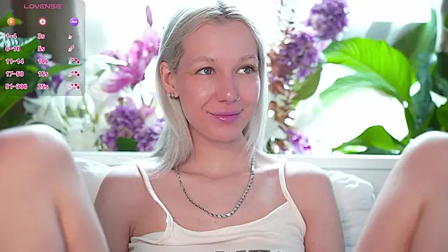 Snapshot of RanyThomson chatting on December 3, 2025, 12:48 pm RanyThomson online show from December 3, 2025, 12:48 pm