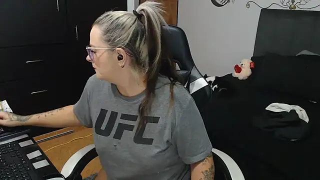 Snapshot of perlagoloza05 chatting on November 10, 2025, 2:27 am perlagoloza05 online show from November 10, 2025, 2:27 am