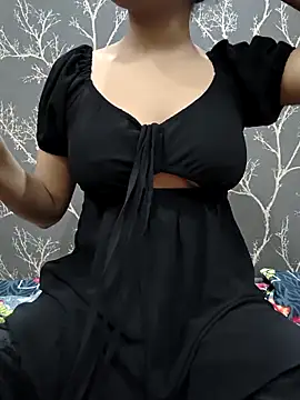 Snapshot of Laura_43 chatting on November 13, 2025, 5:39 pm Laura 43 online show from November 13, 2025, 5:39 pm