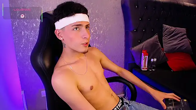 Snapshot of MateoMitchell chatting on December 15, 2025, 5:35 am MateoMitchell online show from December 15, 2025, 5:35 am