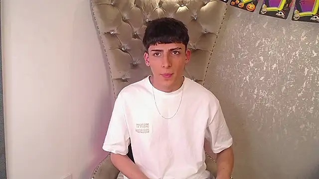 Snapshot of MateoMitchell chatting on October 17, 2025, 4:05 am MateoMitchell online show from October 17, 2025, 4:05 am