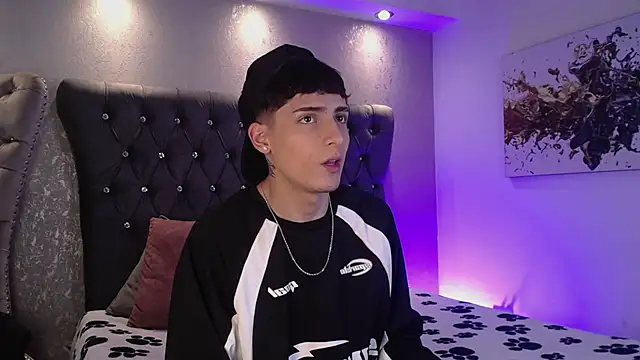 Snapshot of MateoMitchell chatting on November 7, 2025, 5:01 am MateoMitchell online show from November 7, 2025, 5:01 am