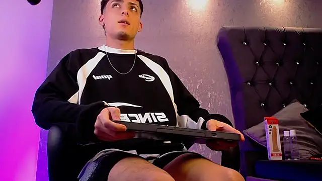 Snapshot of MateoMitchell chatting on December 22, 2025, 10:32 pm MateoMitchell online show from December 22, 2025, 10:32 pm