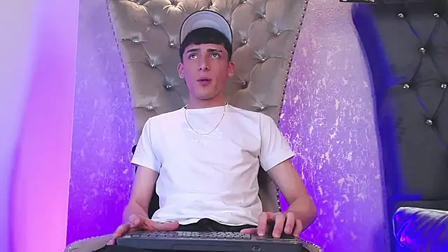 Snapshot of MateoMitchell chatting on October 18, 2025, 5:20 am MateoMitchell online show from October 18, 2025, 5:20 am