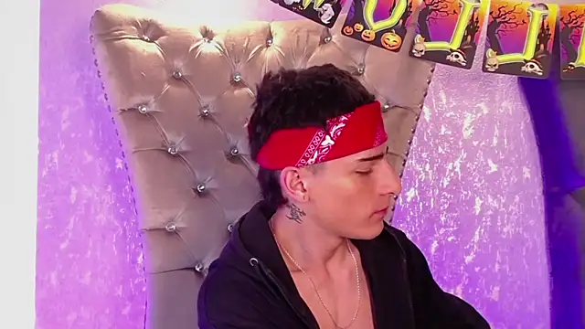 Snapshot of MateoMitchell chatting on October 19, 2025, 5:10 am MateoMitchell online show from October 19, 2025, 5:10 am