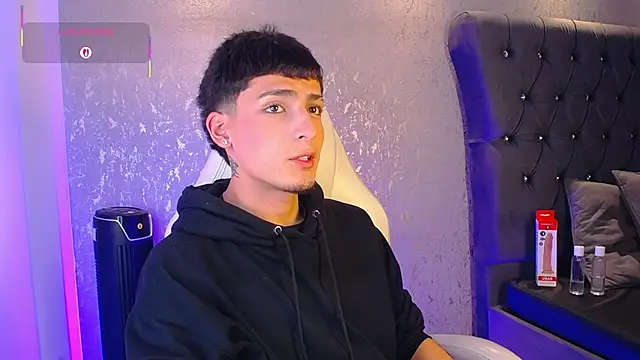 Snapshot of MateoMitchell chatting on December 18, 2025, 5:01 am MateoMitchell online show from December 18, 2025, 5:01 am