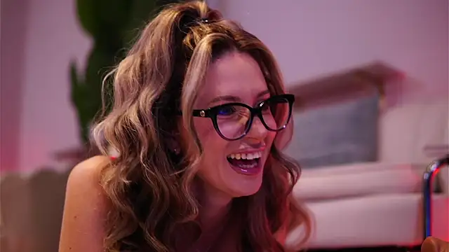 Snapshot of AvaMaddisson chatting on December 5, 2025, 4:22 am AvaMaddisson online show from December 5, 2025, 4:22 am