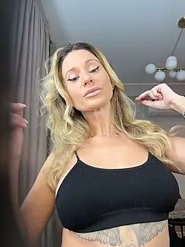 Snapshot of AvaMaddisson chatting on November 1, 2025, 4:08 am AvaMaddisson online show from November 1, 2025, 4:08 am