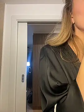 Snapshot of AvaMaddisson chatting on February 25, 2026, 3:18 am AvaMaddisson online show from February 25, 2026, 3:18 am