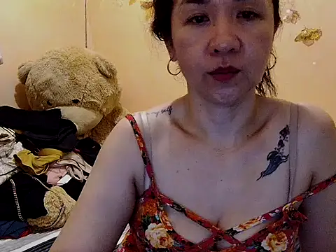 Snapshot of KissHott chatting on October 25, 2025, 2:17 pm KissHott online show from October 25, 2025, 2:17 pm